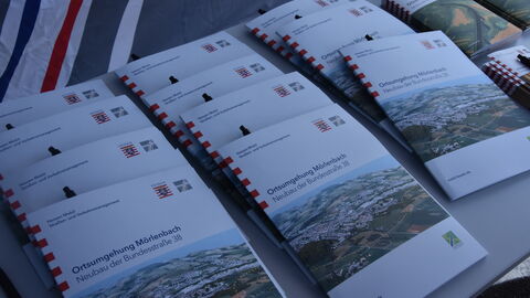 Eröffnung Infocenter OU Mörlenbach 5 Die neue Broschüre liegt zur Auslage