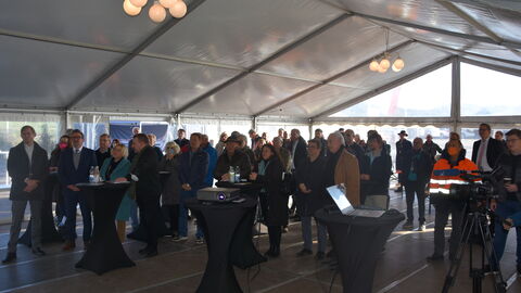 Eröffnung Infocenter OU Mörlenbach 19 Die BesucherInnen versammeln sich im Zelt